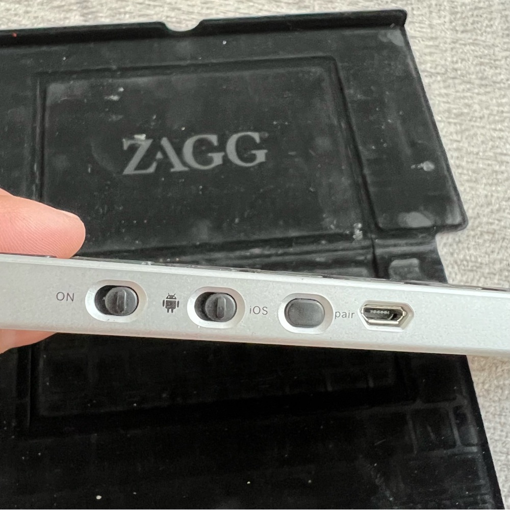 Zagg Bluetooth Keyboard And Case For Apple IOS & Android - Picture 3 of 9